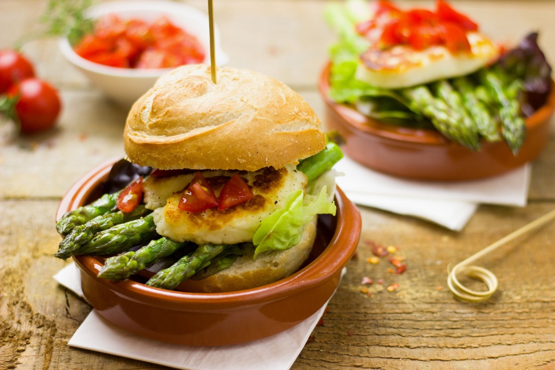 healthy-hamburger-with-asparagus